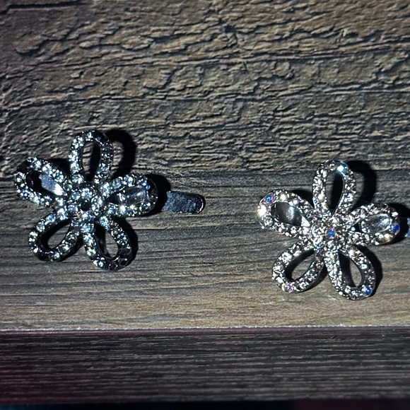 Swarovski crystal Hand Made magnetic Flower Barrette hair clips. 0.75 inches. - Picture 4 of 12